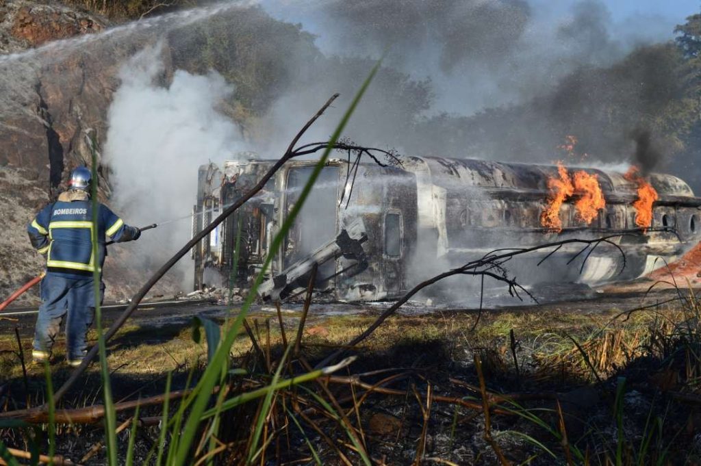 Carreta que transportava combustível tomba e pega fogo na PR-422, em Wenceslau Braz