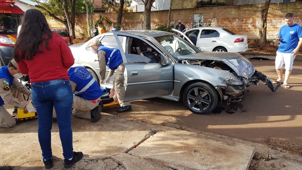 Colisão entre Vectra e Strada deixa mulher ferida no Bairro Alto Alegre