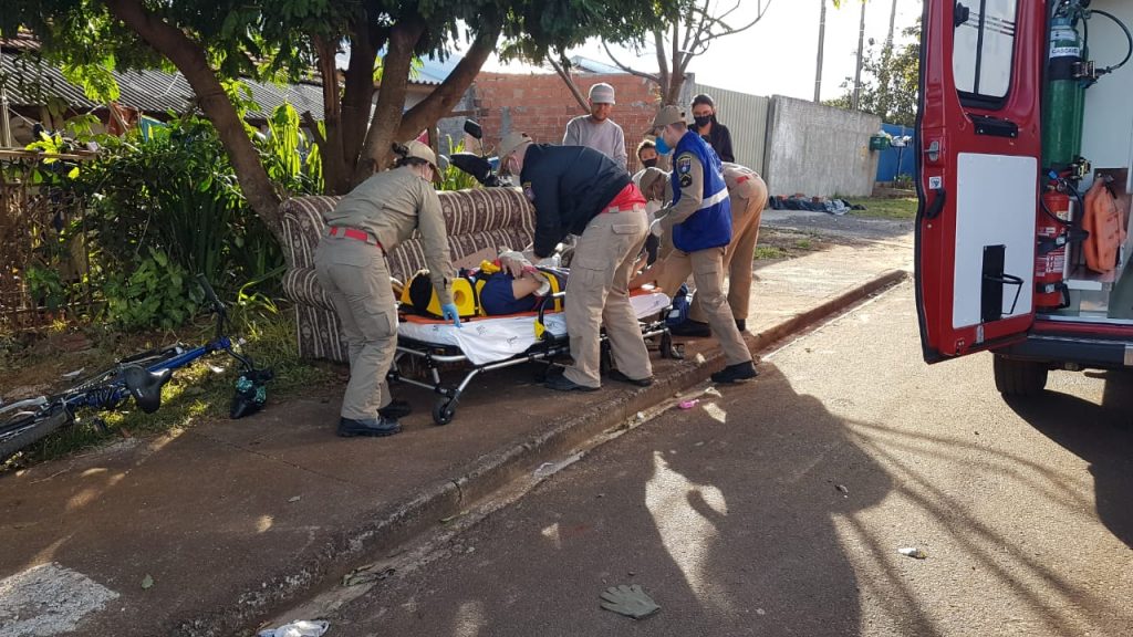 Ciclista é socorrido pelo Siate após sofrer queda na Rua Espinélio