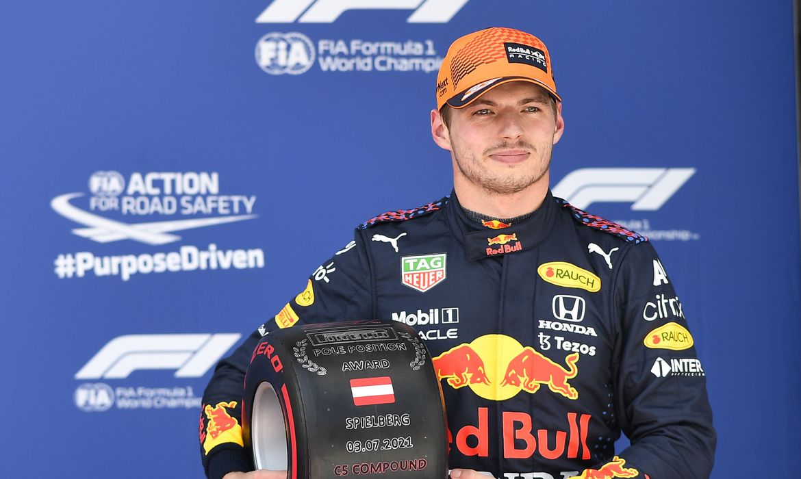 Imagem referente a F1: Verstappen terá que fazer serviço comunitário por dizer palavrão em coletiva