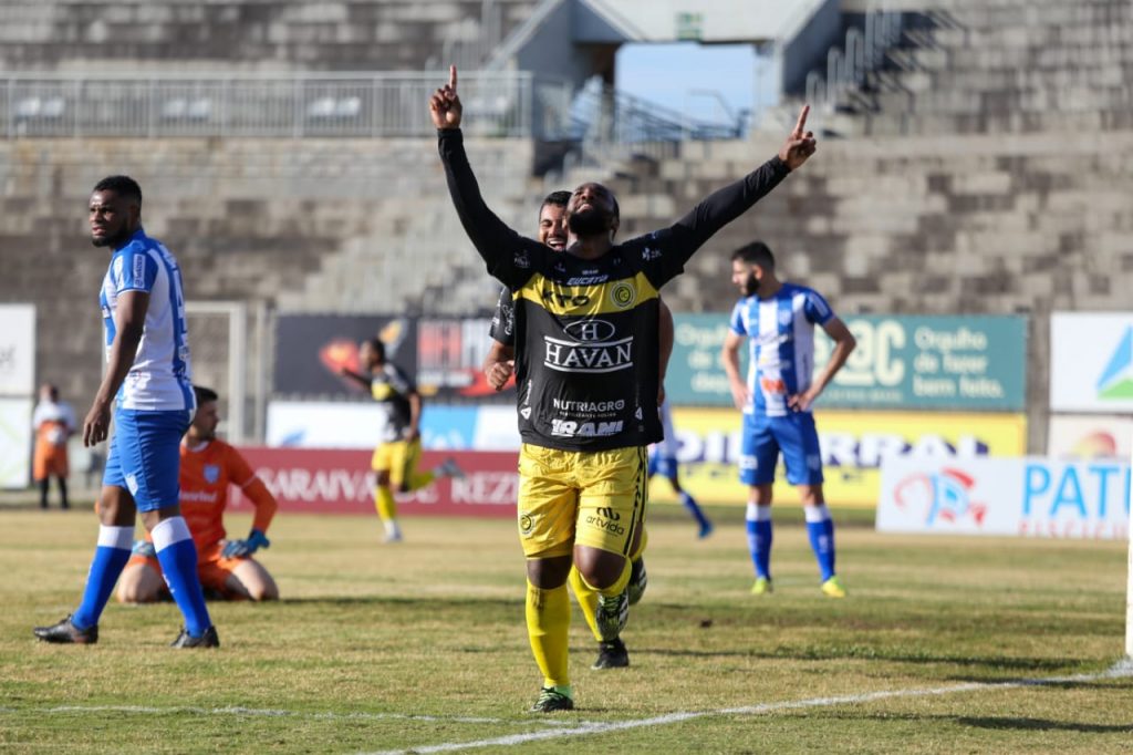 Com dois gols de Léo Itaperuna, FC Cascavel vence o Esportivo-RS e segue líder do Grupo 8 do Brasileirão Série D