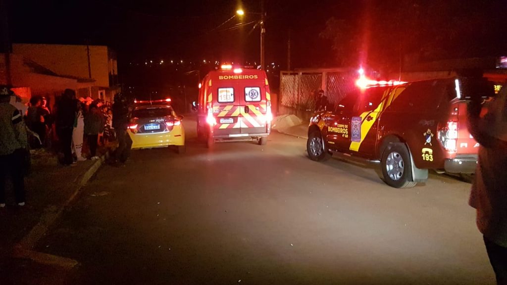 Monte de britas deixadas sobre a calçada do vizinho teria motivado tiros que atingiram pai, mãe e filho no Brasmadeira
