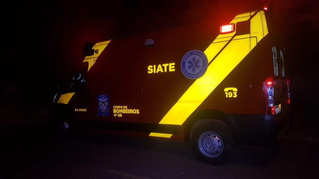 Menino de 13 anos cai com bicicleta e é socorrido pelo Siate na Rua Clodoaldo Ursulano, no Santa Felicidade