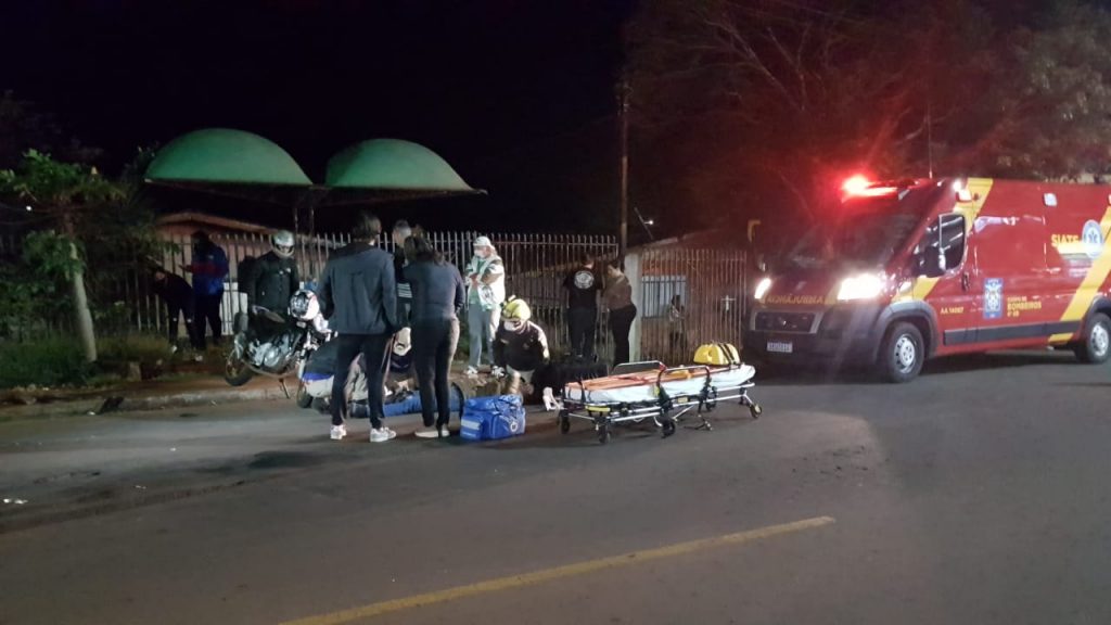 Homem fratura a perna em colisão entre moto e carro na Rua Manaus, no Bairro Cancelli