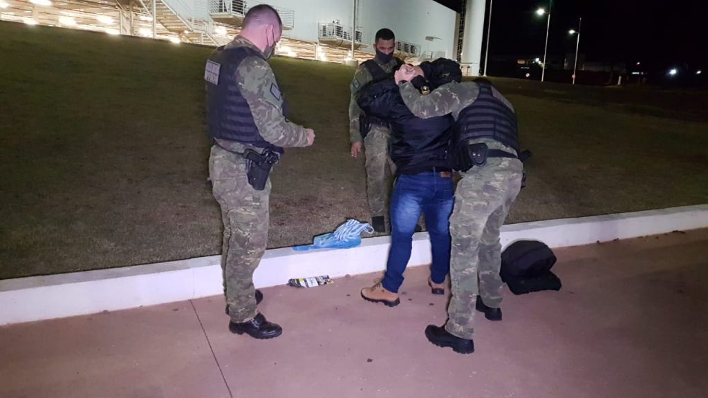 Homem é detido em ação do BPFRon na Av. Tancredo Neves; ele portava anabolizantes, estimulantes sexuais e maconha
