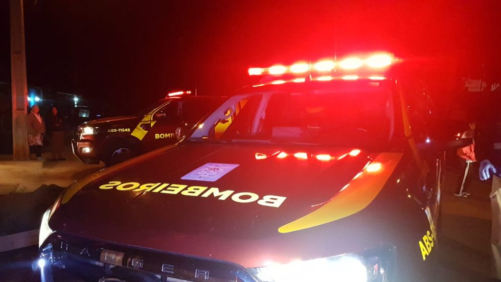 Jovem cai de altura aproximada a 4 metros no Jardim Melissa; Socorristas e médico do Siate foram mobilizados