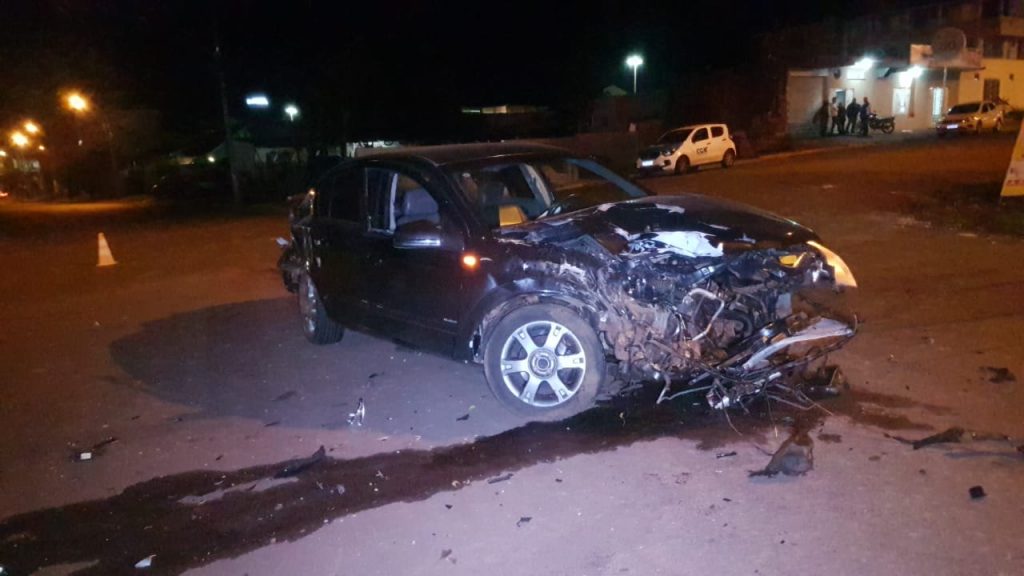 Forte colisão de trânsito deixa veículo destruído no Bairro Universitário