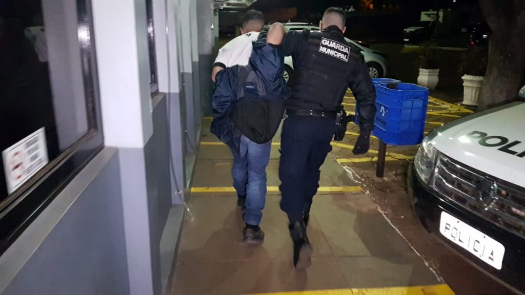 Homem invade farmácia por janela e sofre queda de altura aproximada a 6 metros na Av. Tancredo Neves