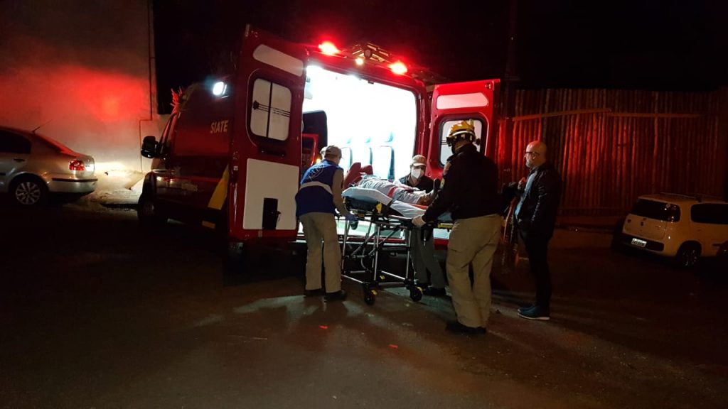 Idosa de 68 anos sofre queda em barranco e precisa do socorro do Siate
