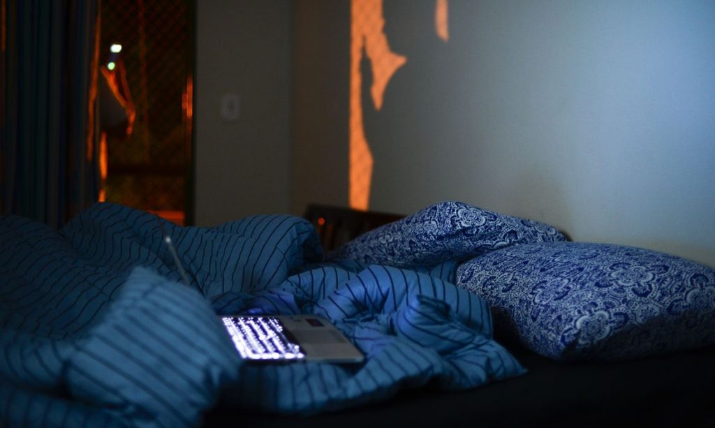 Insônia atinge seis a cada dez mulheres na menopausa, aponta estudo