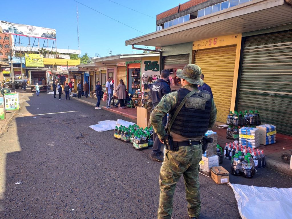 BPFron, RFB, PF e FN apreendem 485 volumes de mercadorias ilegais em Foz do Iguaçu