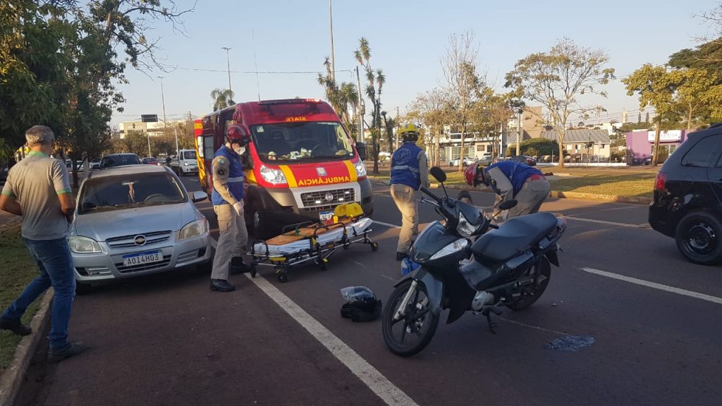 Mulher fica ferida em colisão entre moto e caminhão na Avenida Tancredo Neves