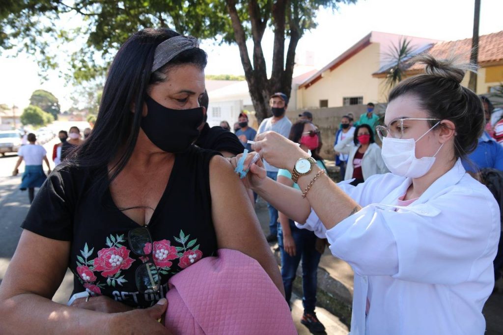 Mais de 1 milhão de pessoas foram vacinadas contra a Covid-19 aos finais de semana no Paraná