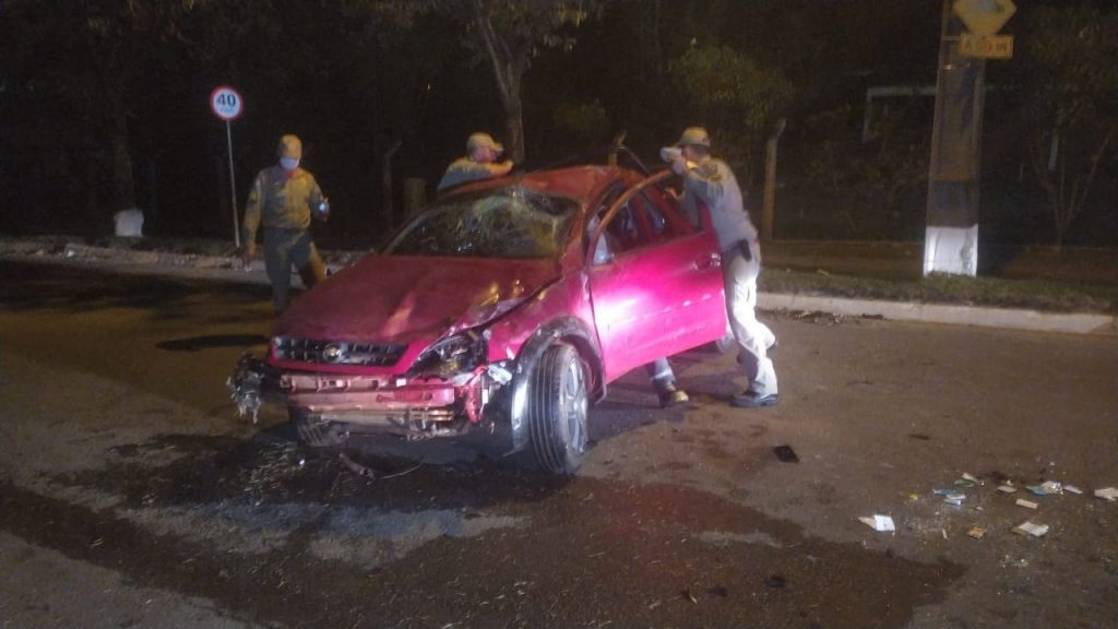 Carro capota na PR-445 e deixa homem de 41 anos ferido, em Londrina