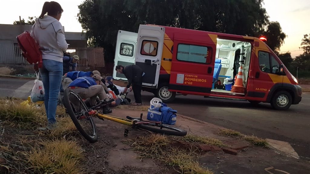 Colisão entre bicicletas deixa homem ferido na esquina das ruas Potiguaras de Bororós, no Santa Cruz