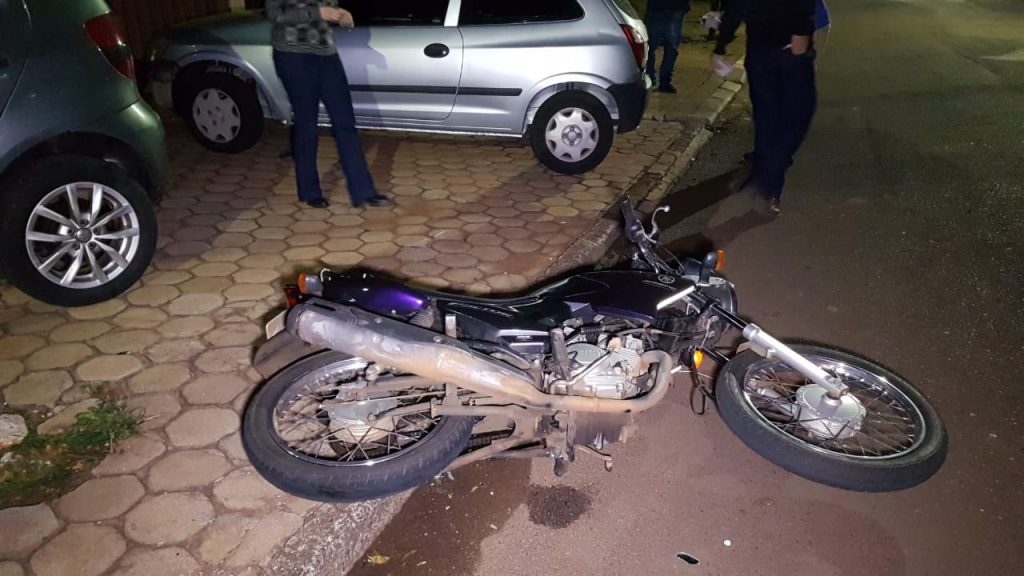 Homem fica ferido em colisão entre carro e moto na Rua Paraná, próximo a Prefeitura