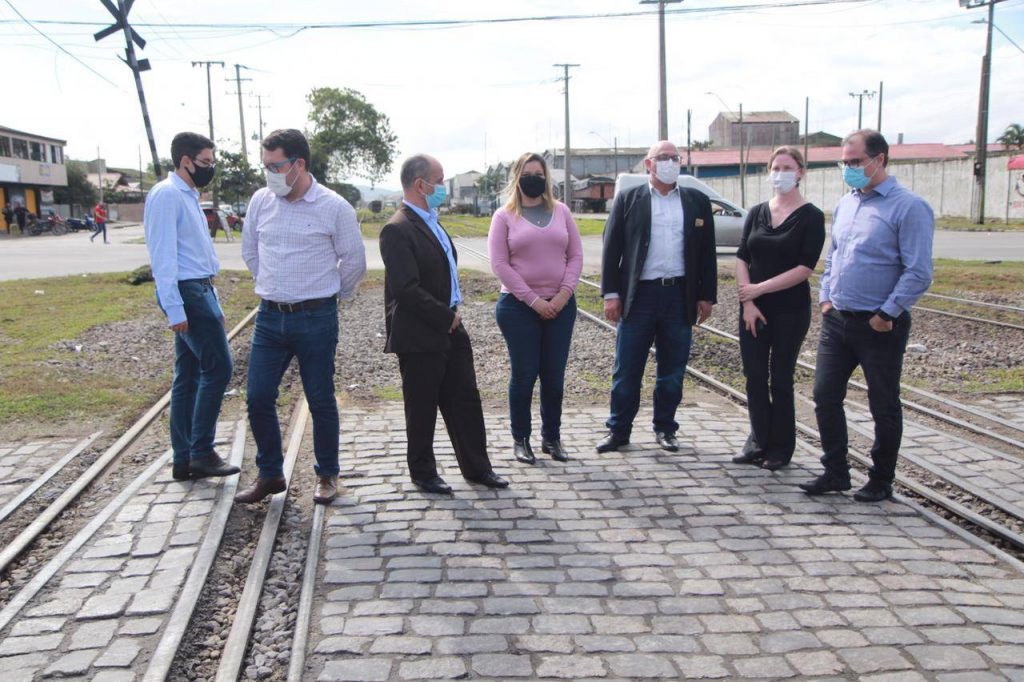 Comitiva ambiental analisa pontos da descida da Serra do Mar da Nova Ferroeste