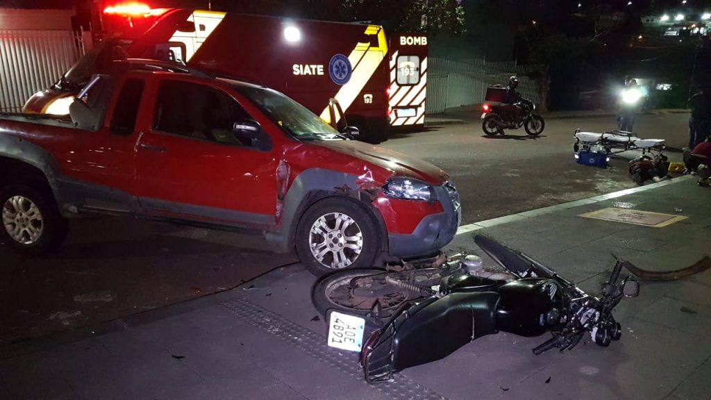 Ocupante de moto, casal de jovens fica ferido em colisão contra Fiat Strada na Rua Manoel Ribas, no Centro