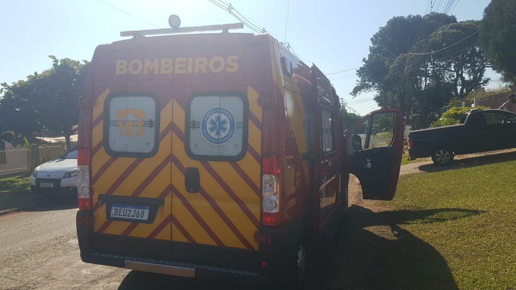 Mulher sofre contusão na cabeça e corte na boca ao cair em residência no Floresta