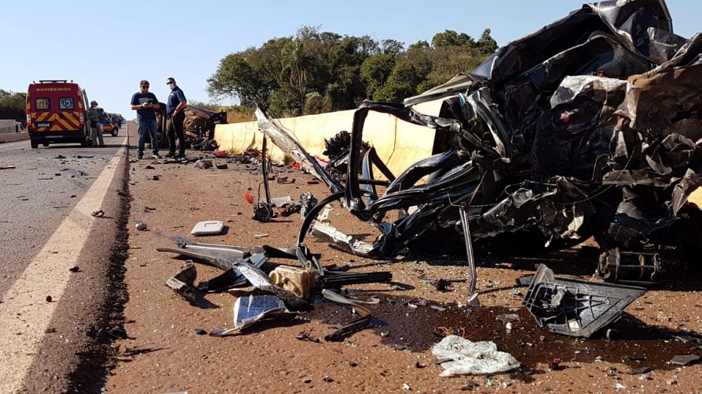 Mulher morre após colisão entre três veículos na rodovia BR-163