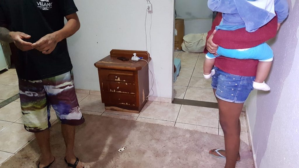 Em momento difícil, casal com filho de 11 meses precisa de ajuda com doações de alimentos, roupas e móveis