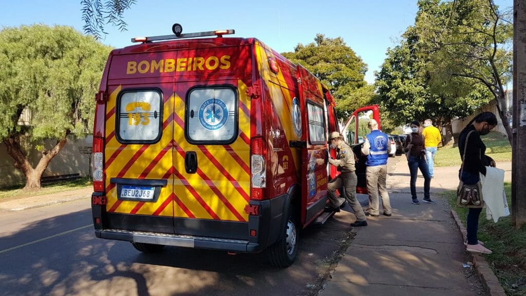 Com dor de cabeça, homem deita na grama e populares acionam o Corpo de Bombeiros