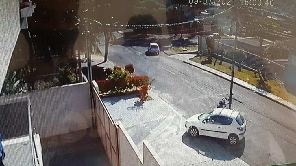 Câmera flagra acidente entre carro e moto no Universitário