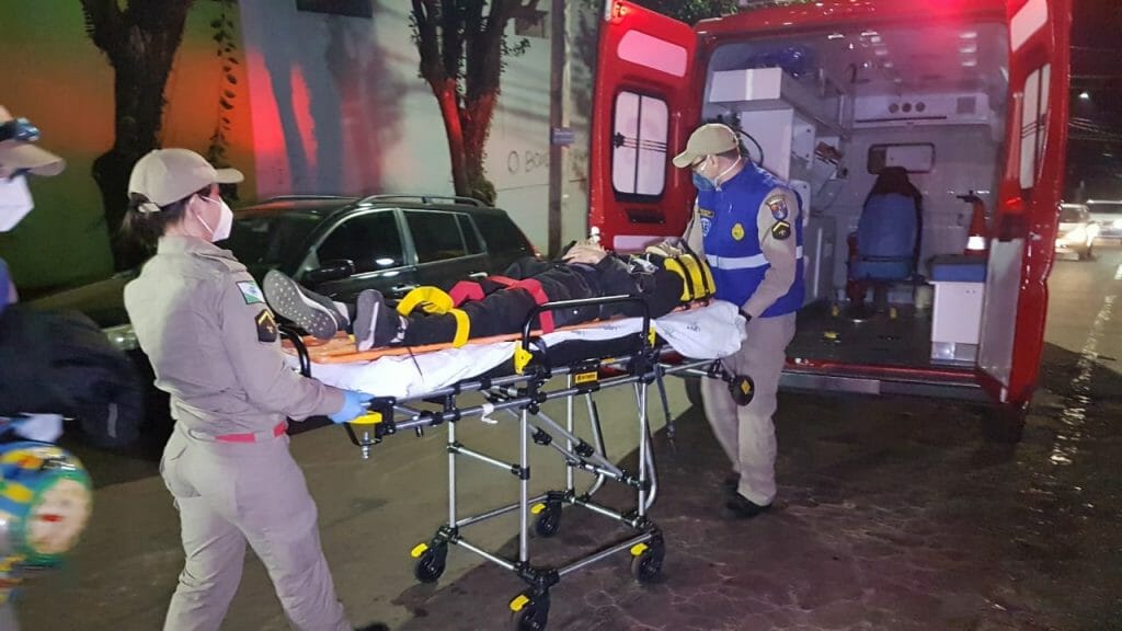 Moto e Van colidem no cruzamento das ruas Souza Naves e Epitácio Pessoa, no Parque São Paulo