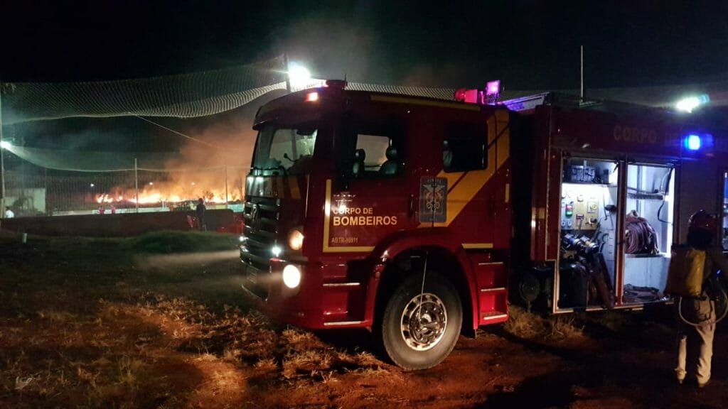 Bombeiros combatem grande incêndio em área de vegetação no XIV de Novembro