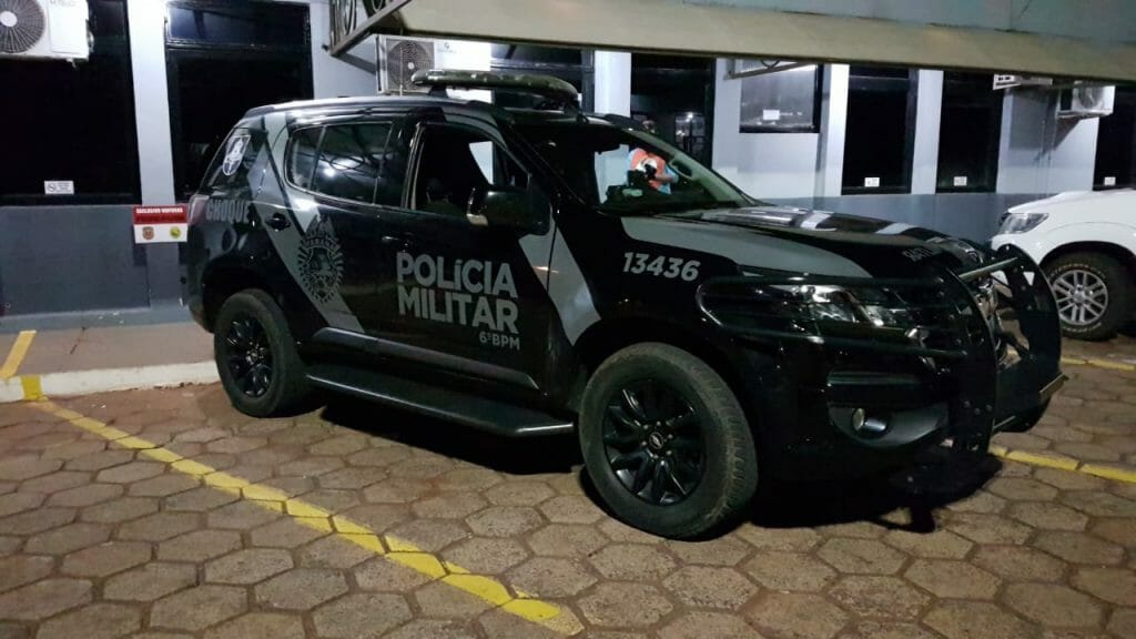 Em área rural, rapaz pega arma do patrão, efetua tiros para amedrontar a esposa e foge Em área rural, rapaz pega arma do patrão, efetua tiros para amedrontar a esposa e foge