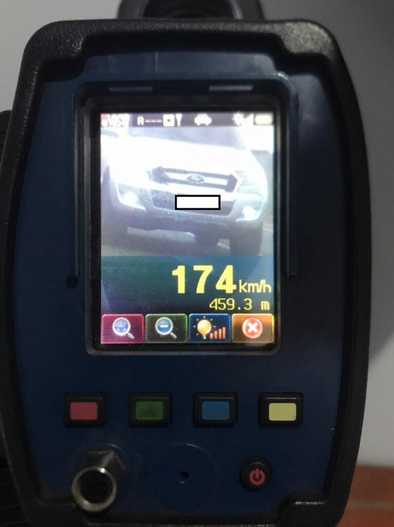 PRE flagra veículo a 174 km/h em rodovia onde a velocidade máxima permitida é de 80km/h PRE flagra veículo a 174 km/h em rodovia onde a velocidade máxima permitida é de 80km/h