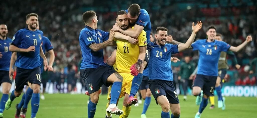 Itália busca empate, vence Inglaterra nos pênaltis e é bicampeã da Eurocopa
