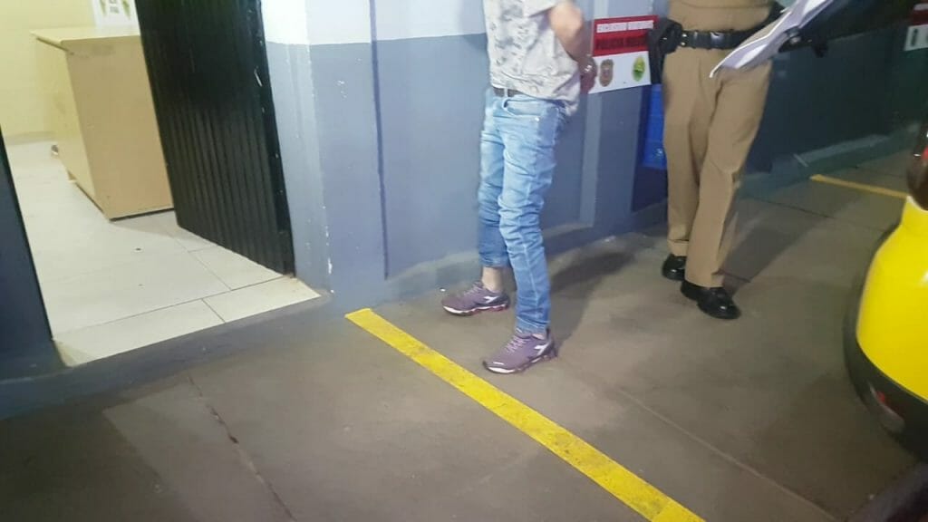 Maria da Penha: PM detém homem que ameaçou mulher com faca, no Floresta