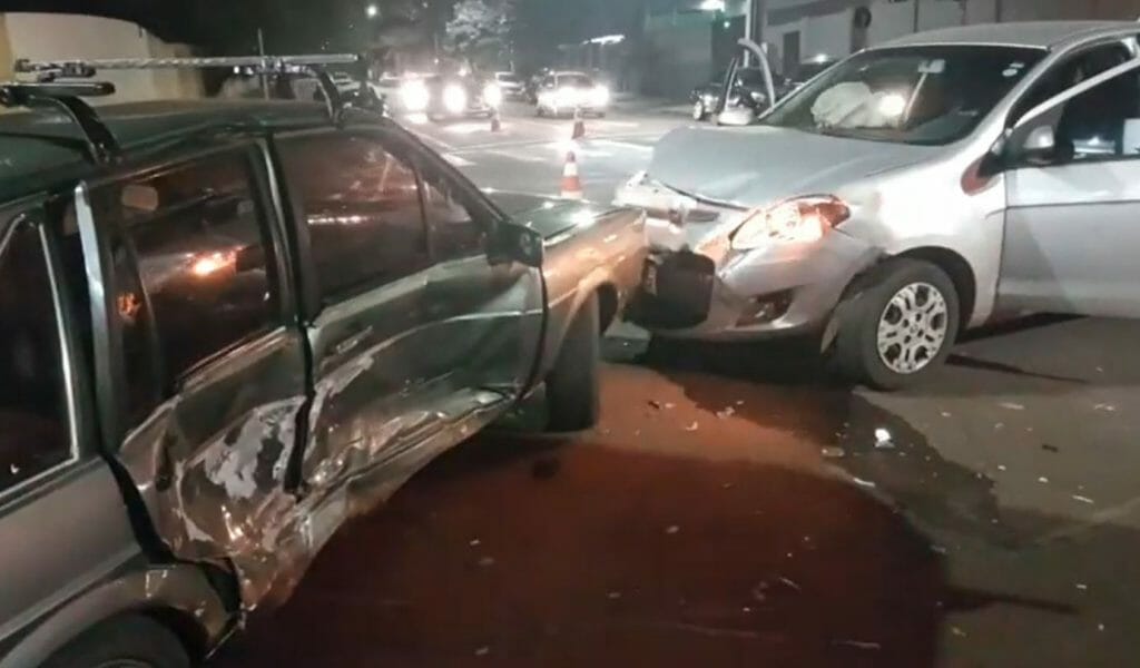 Palio e Santana colidem na esquina da Salgado Filho com a Recife
