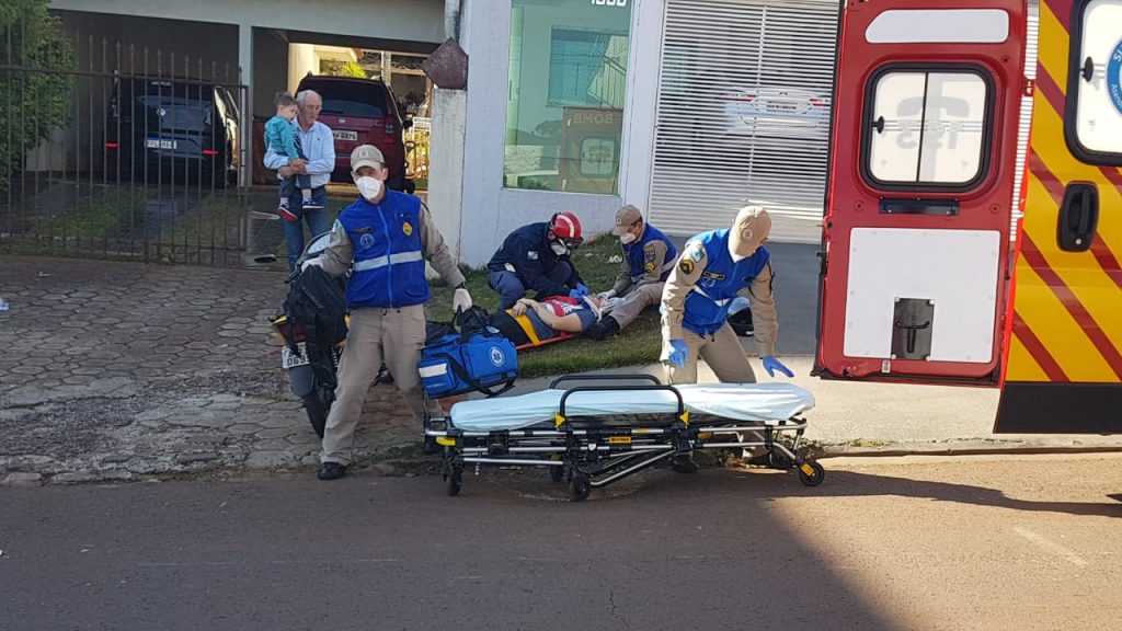 Jovem de 21 anos fica ferido ao sofrer queda de moto na Rua Fortunato Bebber