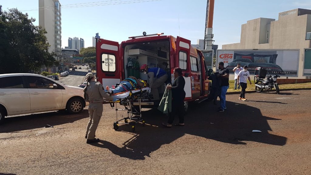 Carro e moto batem no cruzamento das Ruas Rio de Janeiro e Salgado Filho