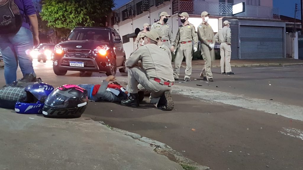 Motociclista fica ferido em colisão contra carro no cruzamento das ruas Cuiabá e Carlos de Carvalho