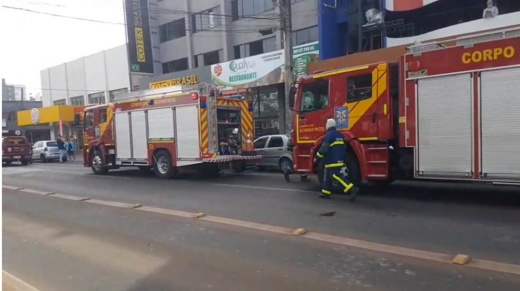 Bombeiros são acionados em incêndio em edifício no Centro
