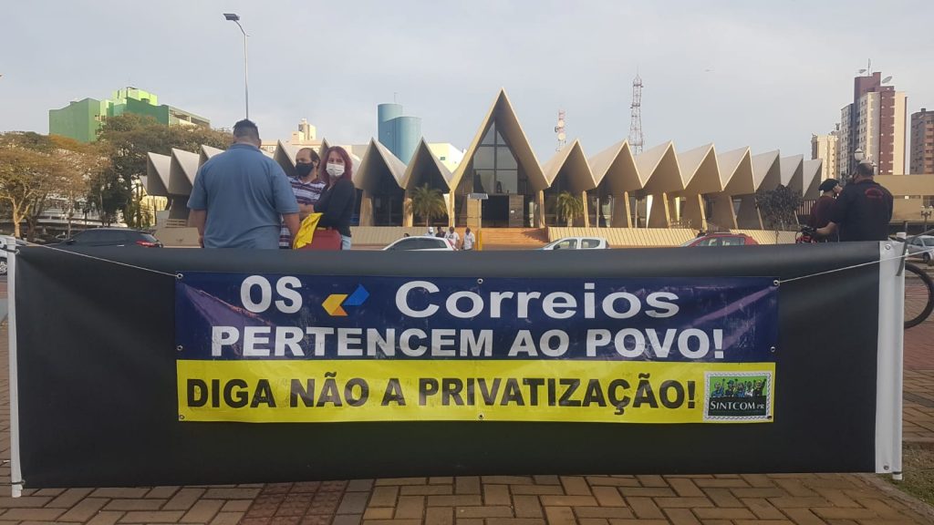 Movimentos sociais protestam contra a privatização dos Correios em Cascavel