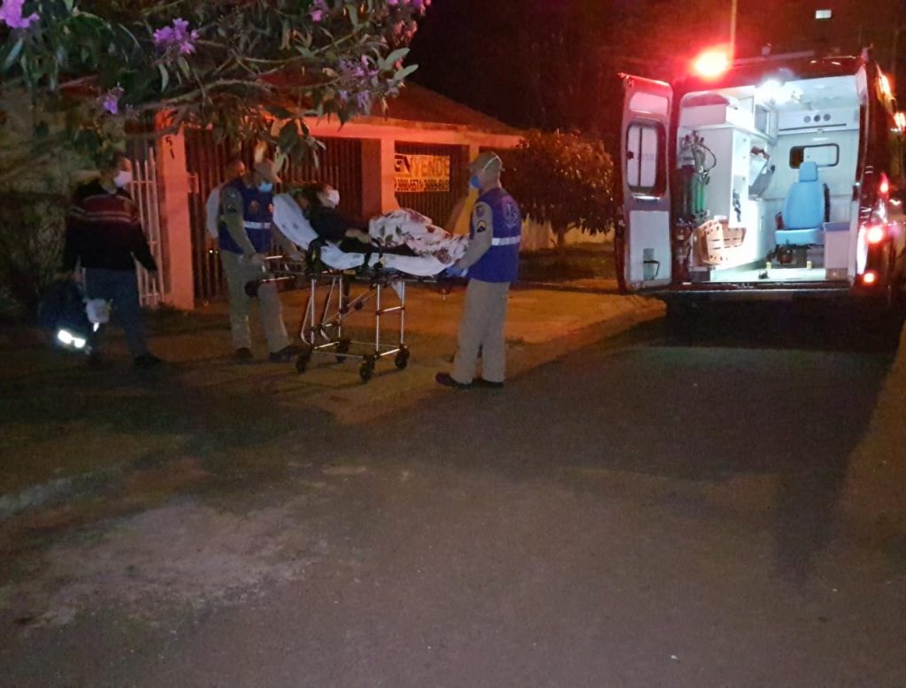Mulher cai em escada, sofre lesão na perna e é socorrida pelo Siate na Rua Osvaldo Cruz, no Cancelli