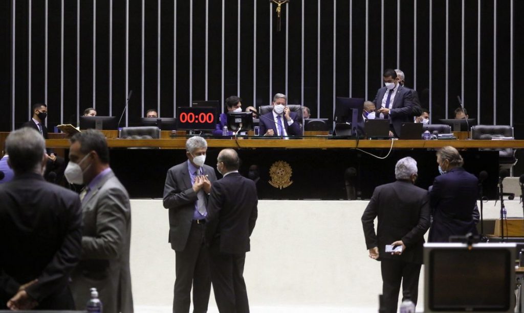 Câmara dos Deputados aprova inclusão da educação bilíngue de surdos na LDB