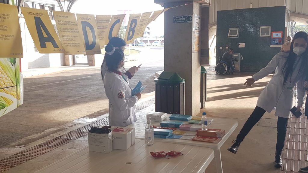 Testes rápidos e orientações preventivas a hepatites e câncer são realizadas no Terminal Oeste