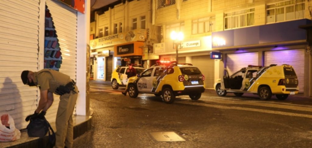 PM prende casal que roubava loja no calçadão de Ponta Grossa PM prende casal que roubava loja no calçadão de Ponta Grossa
