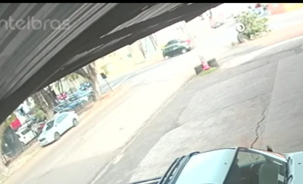 Câmera mostra colisão entre carro e moto na Rua do Comércio Câmera mostra colisão entre carro e moto na Rua do Comércio