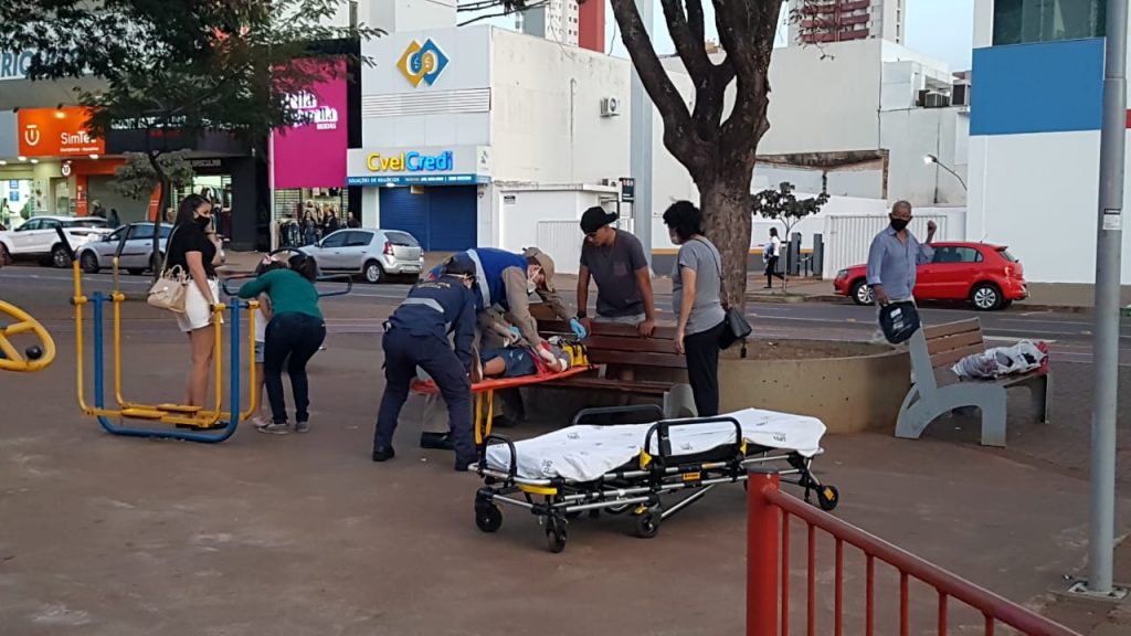 Menino de 8 anos é socorrido pelo Siate após sofrer queda com bicicleta na Avenida Brasil, no Centro Menino de 8 anos é socorrido pelo Siate após sofrer queda com bicicleta na Avenida Brasil, no Centro