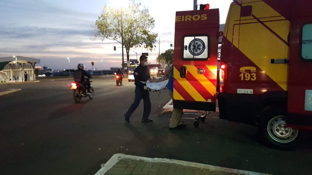 Mulher fica ferida após sofrer queda na Praça da Bíblia, em Cascavel Mulher fica ferida após sofrer queda na Praça da Bíblia, em Cascavel