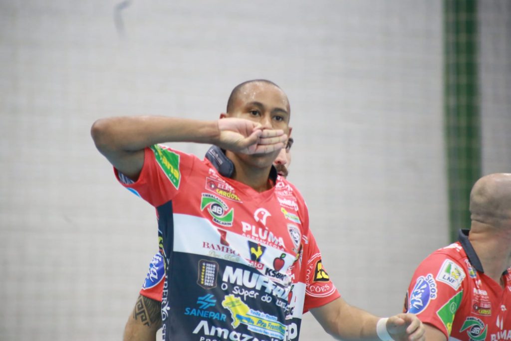 Com ‘hat-trick’ de Roni, artilheiro da LNF, Cascavel Futsal goleia o Juventude-MS na Neva