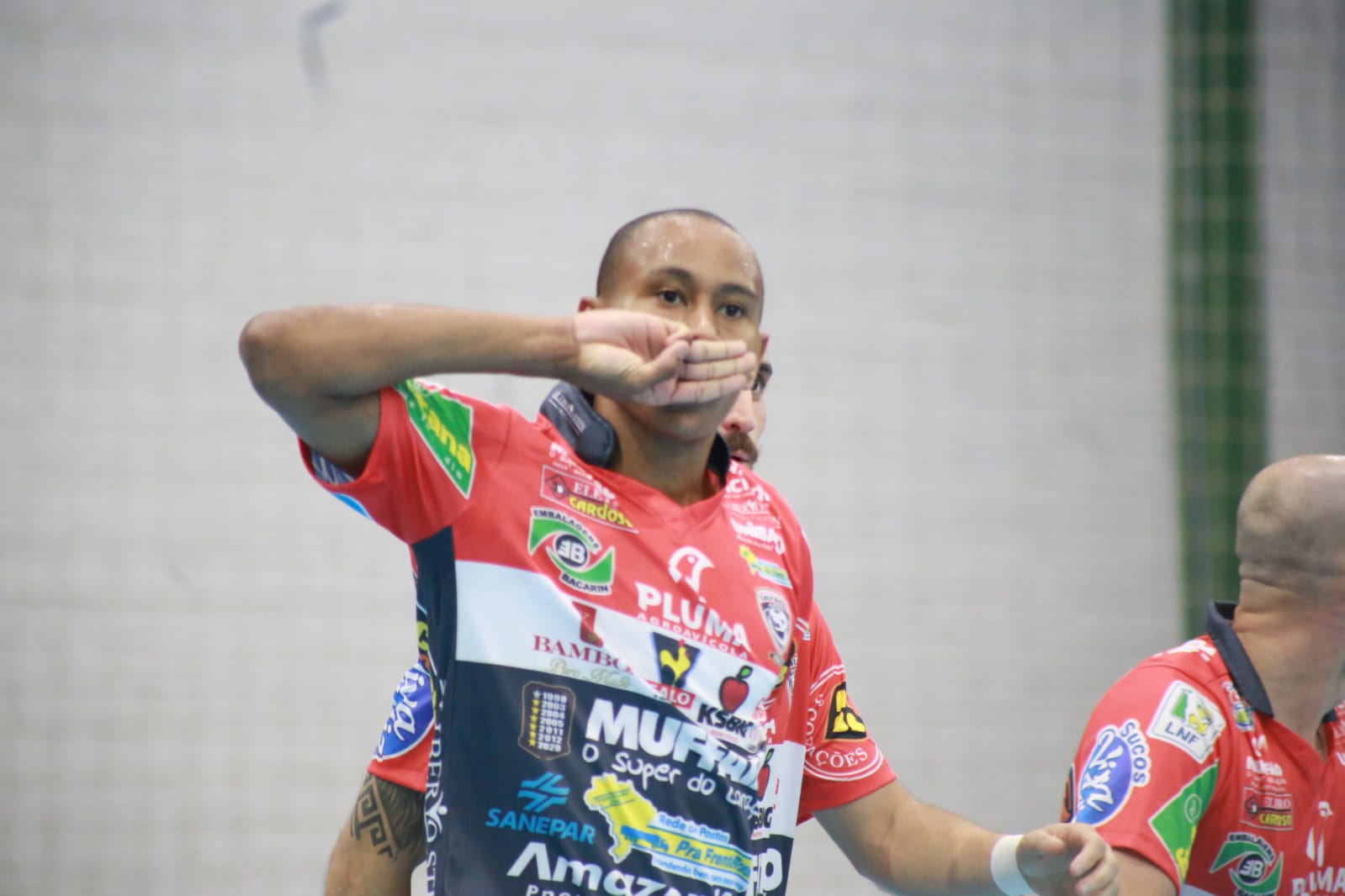 Com 'hat-trick' de Roni, artilheiro da LNF, Cascavel Futsal goleia o Juventude-MS na Neva