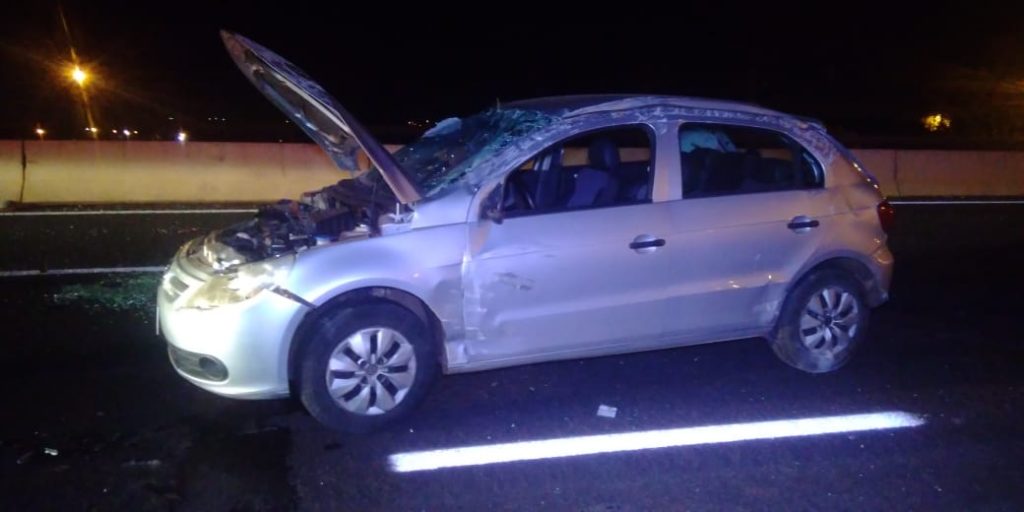 Carro capota após colisão com carreta na PRC-467, em Cascavel Carro capota após colisão com carreta na PRC-467, em Cascavel