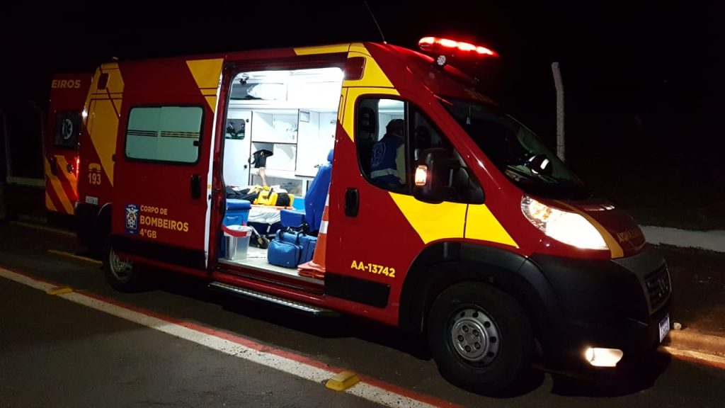 Ciclista fica ferida após ser atingida por automóvel Ciclista fica ferida após ser atingida por automóvel